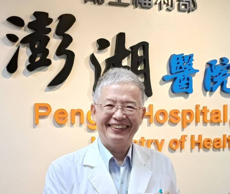 衛生福利部澎湖醫院院長匡勝捷（圖）日前搭乘國際航班途中，有乘客突感不適，匡勝捷適時提供專業醫療協助，該乘客旅遊返國後特地寫信致謝