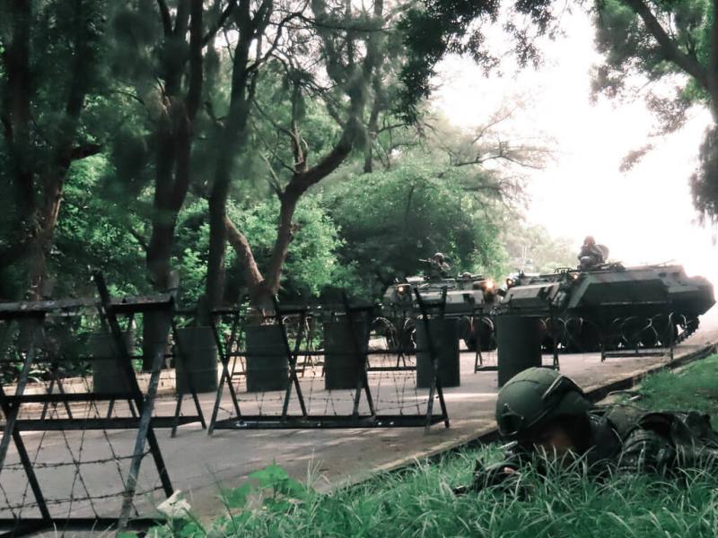 國軍「漢光41號」演習16日進入第8天，馬祖防衛指揮部北高守備大隊於北竿地區實施灘岸戰鬥。圖為官兵設置阻絕工事，拒止敵人擴張突入，以利遂行打擊任務。（馬祖防衛指揮部提供）