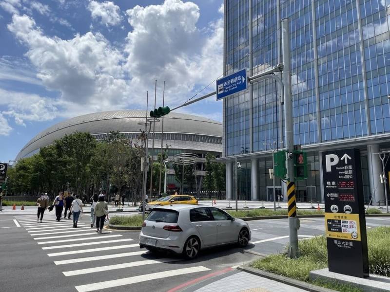 遠通電收16日宣布，包括台北大巨蛋園區在內，全台超過千處城市車旅停車場開通「eTag停車會員」專屬服務，eTag停車會員免除手動繳費與排隊困擾，快進快出。（遠通電收提供）