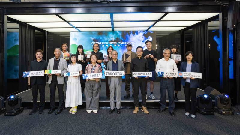 台灣設計研究院長張基義（前排左起）、國立臺灣工藝研究發展中心主任陳殿禮、品牌商展總監汪麗琴、文化部次長王時思、文化部長李遠、總顧問龔卓軍、文化部文創發展司長江清松、文化內容策進院代理院長胡婷俐，以及9組策展代表共同邀請民眾在2025臺灣文博會看見臺灣水風景。