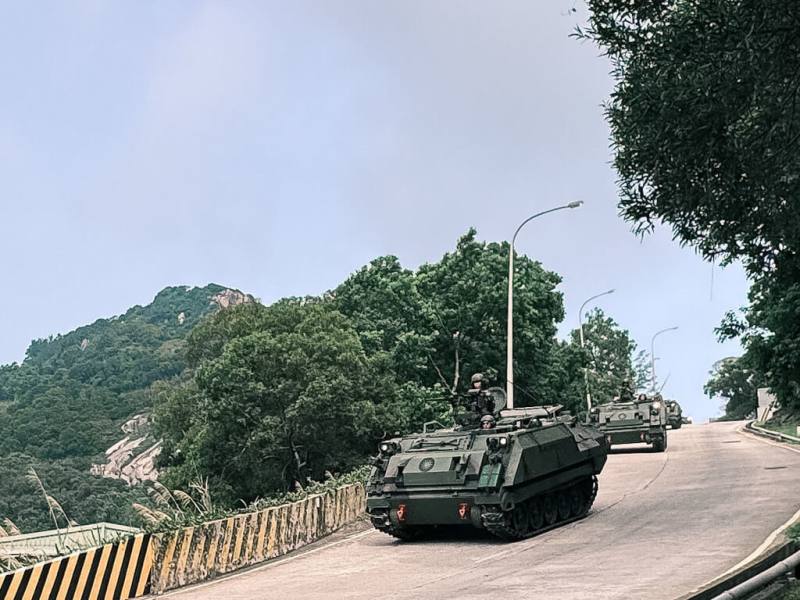 國軍「漢光41號」演習16日進入第8天，馬防部北高守備大隊於北竿地區實施灘岸戰鬥。圖為守備部隊模擬遭敵突入後，打擊部隊依令快速機動，待命實施打擊。（馬祖防衛指揮部提供）