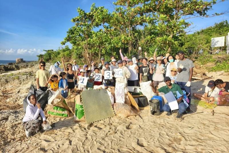 交通部觀光署大鵬灣國家風景區管理處辦理「愛龜淨灘接力賽」，兩場活動吸引眾多遊客與在地居民參與，日前在小琉球肚仔坪沙灘共清出123公斤垃圾。（大鵬灣國家風景區管理處提供）