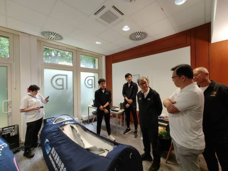 2025德國世大運將開幕，體育署和國家訓練中心分別在埃森及柏林設立中繼站，教育部長鄭英耀（右3）、體育署長鄭世忠（前右）台灣時間15日視察埃森中繼站的物理治療所，瞭解高壓氧艙設備。（體育署提供）