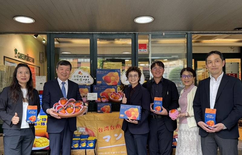 台南愛文芒果正在日本頂級百貨公司伊勢丹的超市QUEEN'S ISETAN的22間店鋪販售。駐日代表李逸洋（左2）、台南市副市長趙卿惠（右4）、廠商台南市玉井聯興青果生產合作社經理林易辰（右3）等人13日出席在QUEEN'S ISETAN小石川店的販售會暨試吃會開幕式