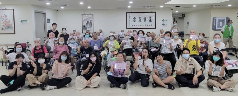 台北市社會局說，運動可對抗肌少症，113年浩然敬老院篩檢住民發現44.5%有肌少症，每週3次運動介入後，行走速度62.5％、握力50%較前一年進步，鼓勵高齡住民維持運動。（台北市社會局提供）