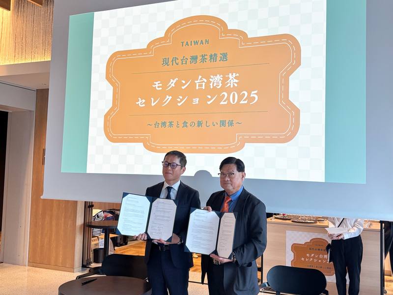 農業部與台灣區製茶工業同業公會15日在日本東京舉辦「現代台灣茶精選」，台灣區製茶工業同業公會理事長陳雲康（右）與日本TSO國際會展有限公司社長佐佐木剛簽署合作備忘錄