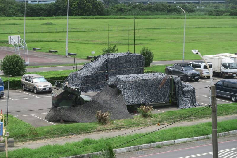 陸軍復仇者飛彈系統16日駐防新北大都會公園，後方為機場捷運
