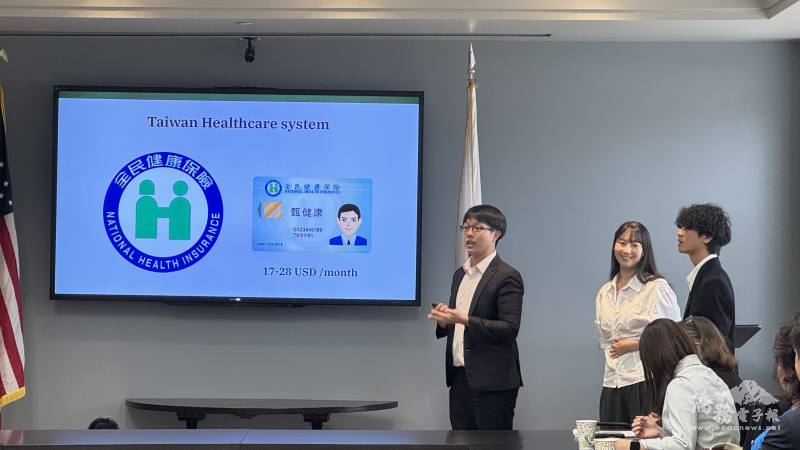 訪團成員介紹臺灣全民健保制度，令橙縣官員稱羨