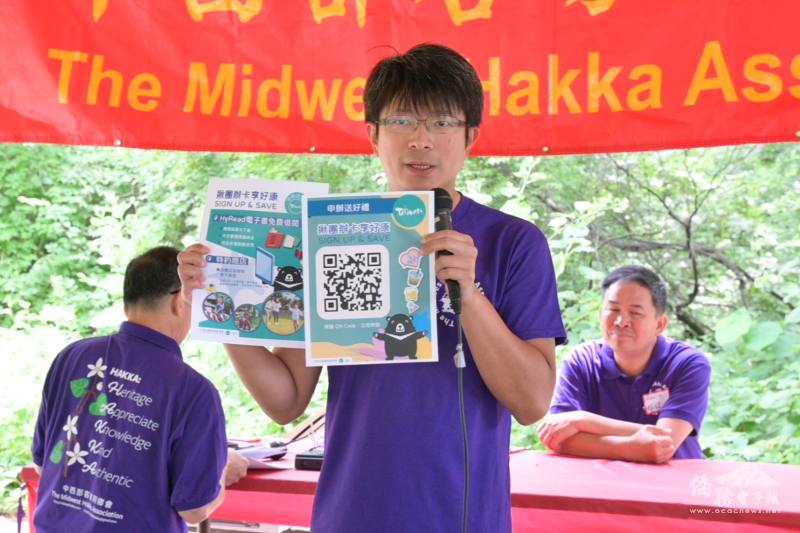 芝加哥文教中心主任蔡季穎致詞並介紹i僑卡