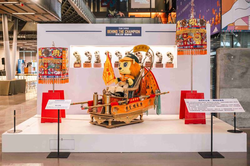 首度完整展出統一獅隊史共計十座年度總冠軍的冠軍獎盃，以及融合地方信仰與棒球精神的「獅王神轎」，由吉祥物「萊恩」乘坐其中