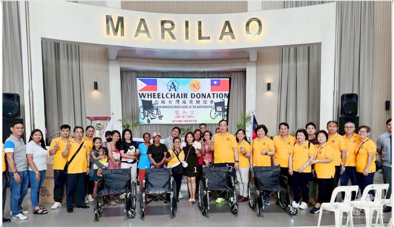 菲律賓北線臺灣廠商聯誼會與馬禮勞市政府舉行輪椅捐贈儀式(標號1為馬禮勞市市長Jemina M. Sy，標號2為北線臺灣廠商聯誼會創會會長謝儀和)