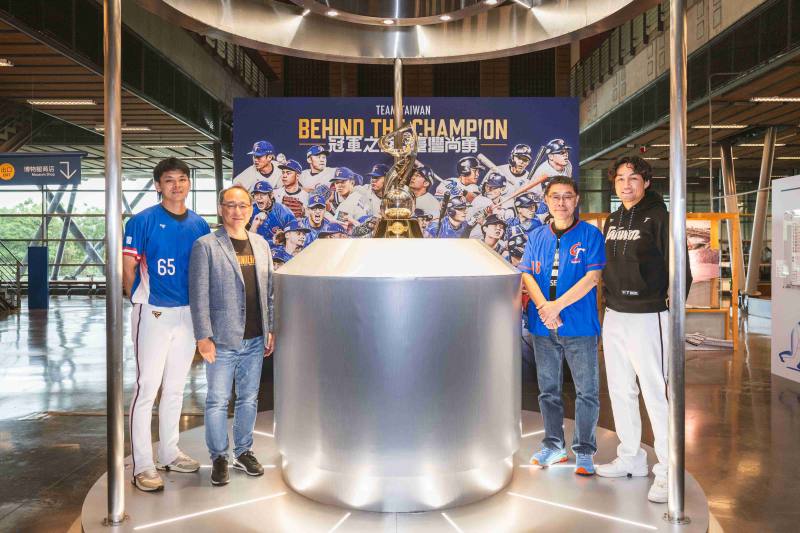 （右起）統一7-ELEVEn獅隊球員潘傑楷、國立臺灣歷史博物館長張隆志、統一7-ELEVEn獅隊總經理蘇泰安、統一7-ELEVEn獅隊球員陳重羽