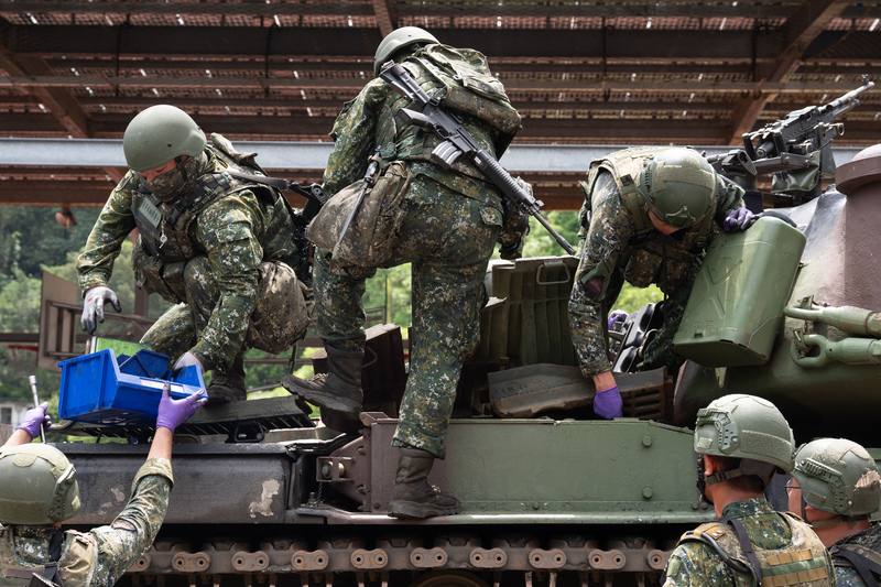 國軍「漢光41號」實兵操演16日進入第8天，陸軍模擬CM11戰車機動過程中故障，通知前進支援小組保修，圖為保修官兵換裝引擎室風扇