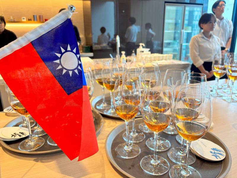 農業部與台灣區製茶工業同業公會15日在日本東京舉辦「現代台灣茶精選」，有來自台灣的7家茶商參展，現場品嚐「以茶入菜」的創意料理，以及茶氣泡飲等消暑飲料