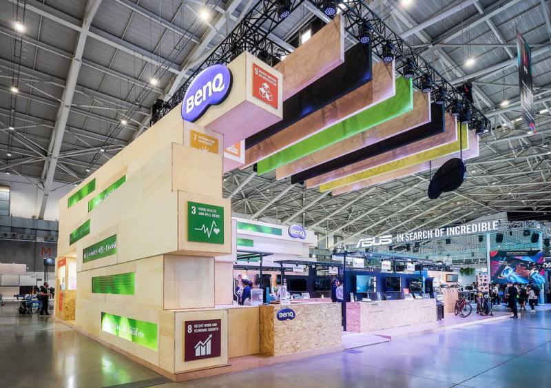 電腦品牌BenQ（明基佳世達）2023年在台北國際電腦展（COMPUTEX）的展位大膽採用沒貼皮、沒上漆的裸木布展