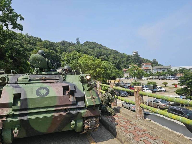 漢光41號演習實兵操演第8天，馬祖防衛指揮部16日下午在南竿機場應變馳援操演，模擬機場遭敵軍縱火，打擊部隊迅速趕往封控周邊主要道路，建立外圍防線