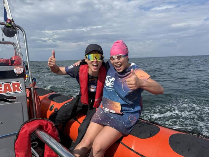 台灣長泳女子好手許汶而（右）成功泳渡瑞典與丹麥之間的厄勒海峽