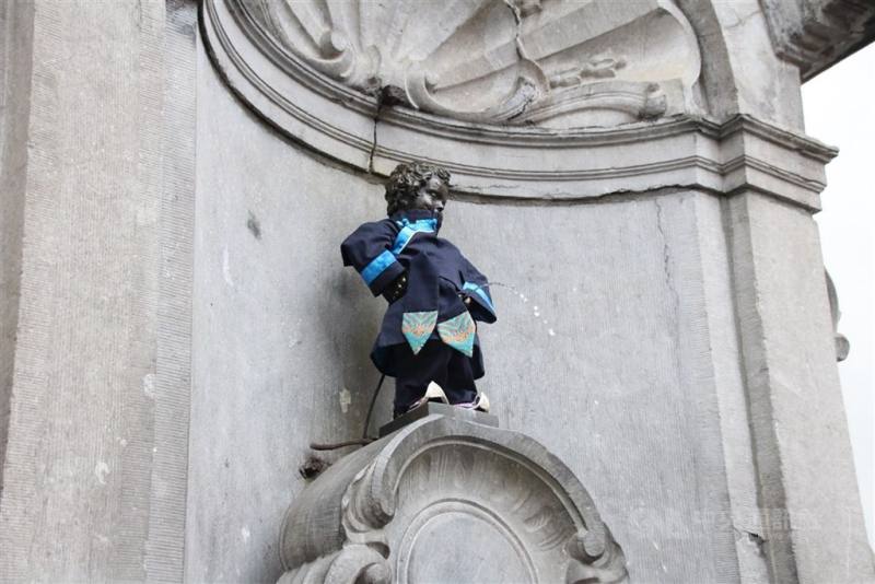 比利時首都布魯塞爾知名的尿尿小童，在2018年一度變裝為台灣客家小童，身上服裝皆由「美角」團隊製作