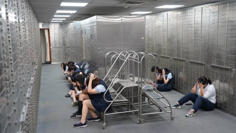 屏東地區16日舉行2025城鎮韌性（防空）演習，下午1時30分警報一響，彰化銀行屏東分行員工立即配合避難