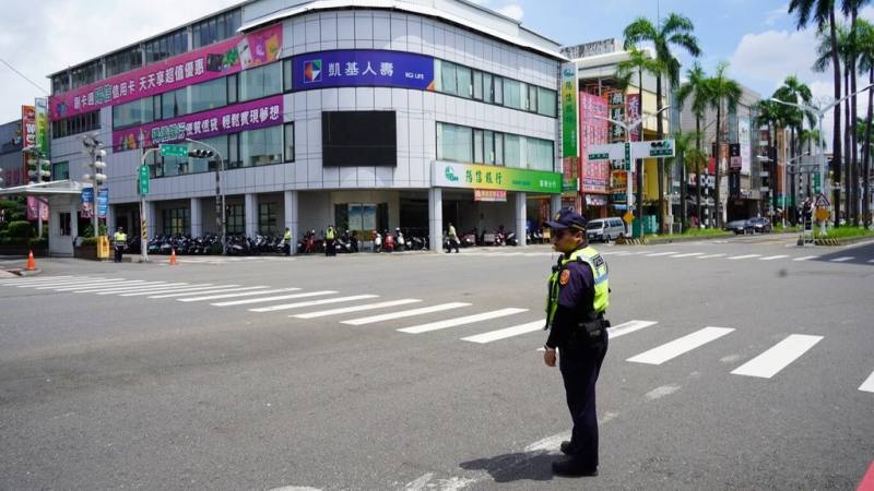 2025城鎮韌性（防空）演習16日下午在屏東縣等地舉行，在警報響起後，街頭隨即淨空無人車。屏東縣警局表示，演習過程中無人違規