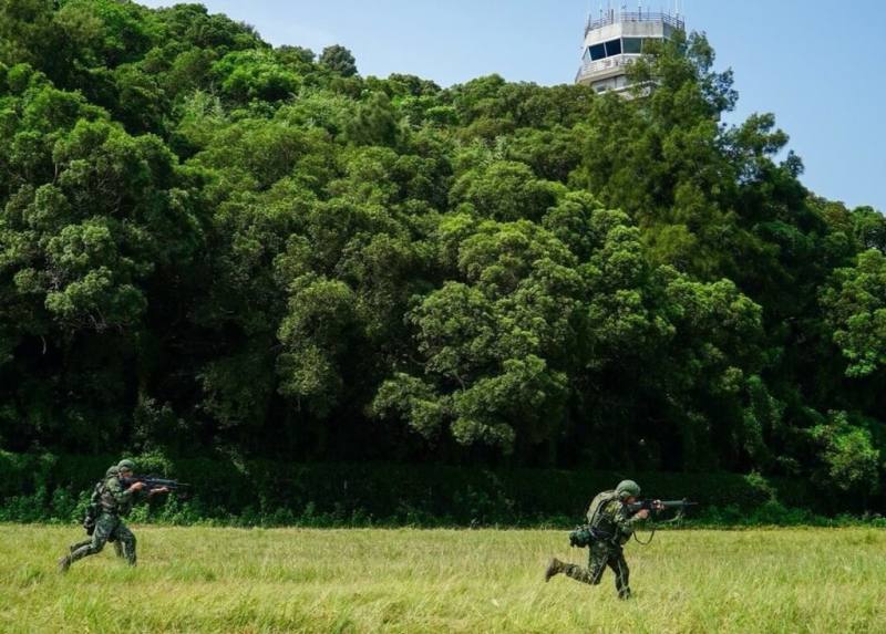 國軍漢光41號演習實兵操演持續進行，馬祖防衛指揮部16日下午在南竿機場實施應變馳援操演，透過戰術運用與火力掩護，展現國軍應變作戰能力