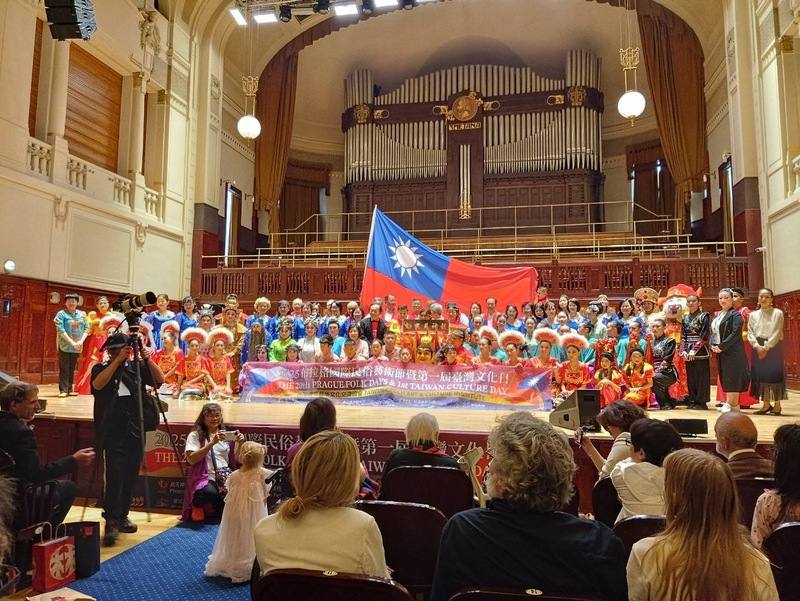 首屆「台灣文化日」15日於捷克布拉格史麥塔納音樂廳盛大登場，由台灣捷克藝術文化交流協會策劃，集結來自台灣北中南7個表演團隊，壓軸演出時，團員在台上舞動巨幅中華民國國旗