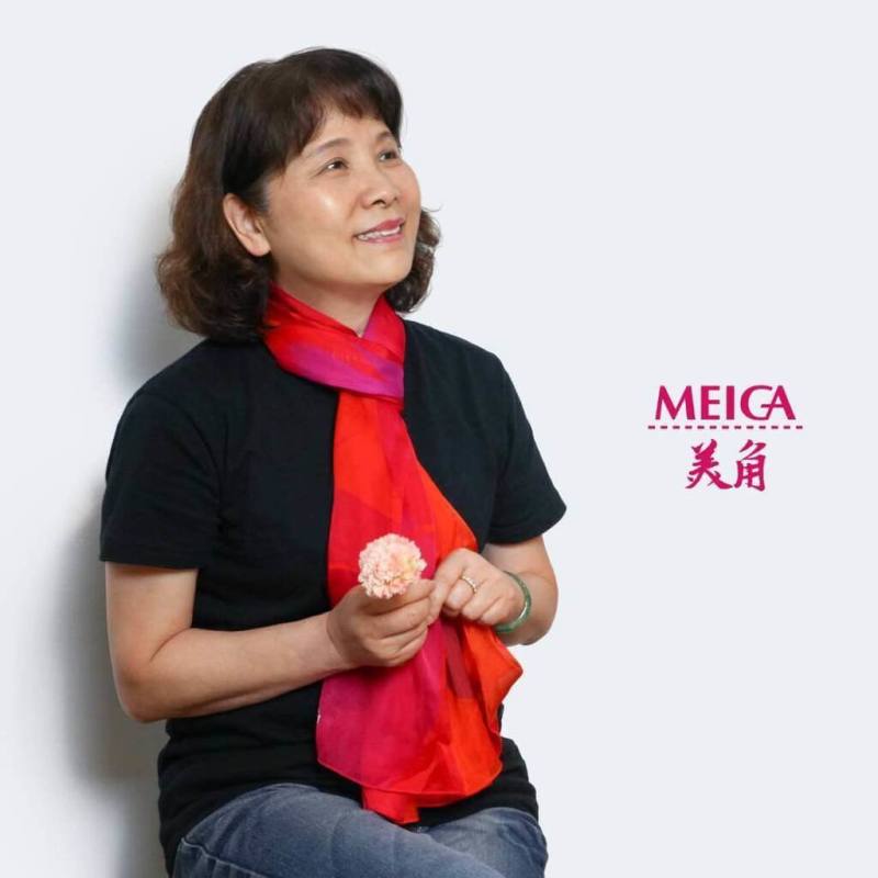 駿翔實業總經理盧瑞春是客家人，2005年參加客委會主辦的人才培訓課程，從而深入了解客家傳統花布，並開創油桐花圖樣花布，以創新圖樣為傳統文化注入新貌