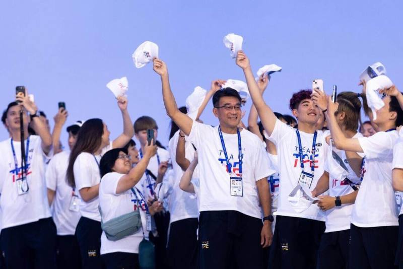 德國萊茵魯爾世大運中華隊進場，代表團成員們揮舞白帽、自拍留念，展現熱情活力與團隊精神，196名中華隊選手將參加田徑、跆拳道等15個競賽項目