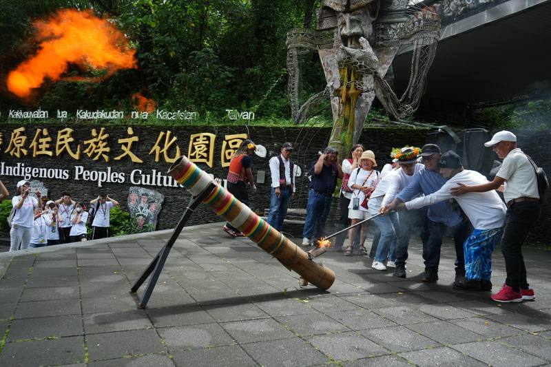 台灣原住民族文化園區迎接38週年慶，原住民族文化發展中心16日邀請娜麓灣樂舞劇團創團成員「回娘家」，由中心主任邱黃肇崇（右4）與眾人一同點燃砲火、熱鬧迎賓