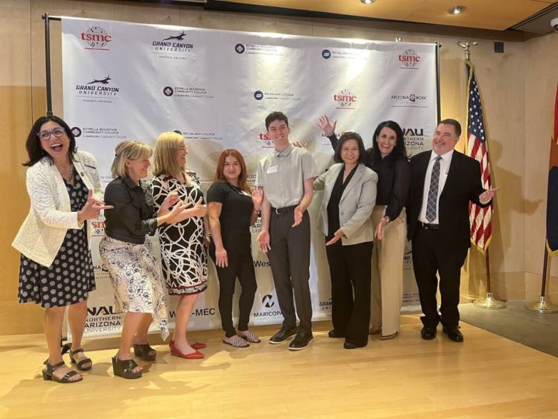 原本是漢堡店員工的Nolan Cottingham（左5）透過台積電與學校合作的學徒計畫，成為一名半導體製程技術員