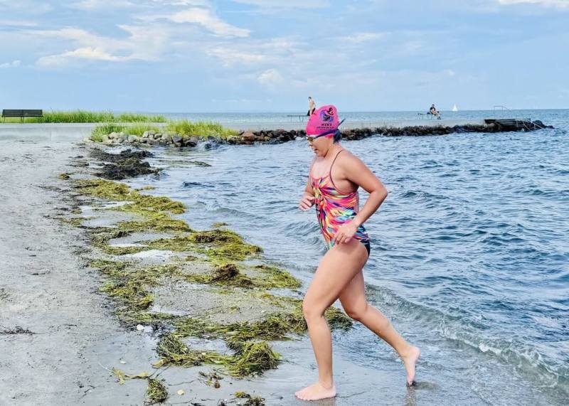 台灣長泳好手許汶而泳渡瑞典與丹麥之間的厄勒海峽，是成功獨自泳渡此海域的第1位台灣人，也是世界第11人。她說，希望有更多台灣人能擁抱海洋、挑戰夢想