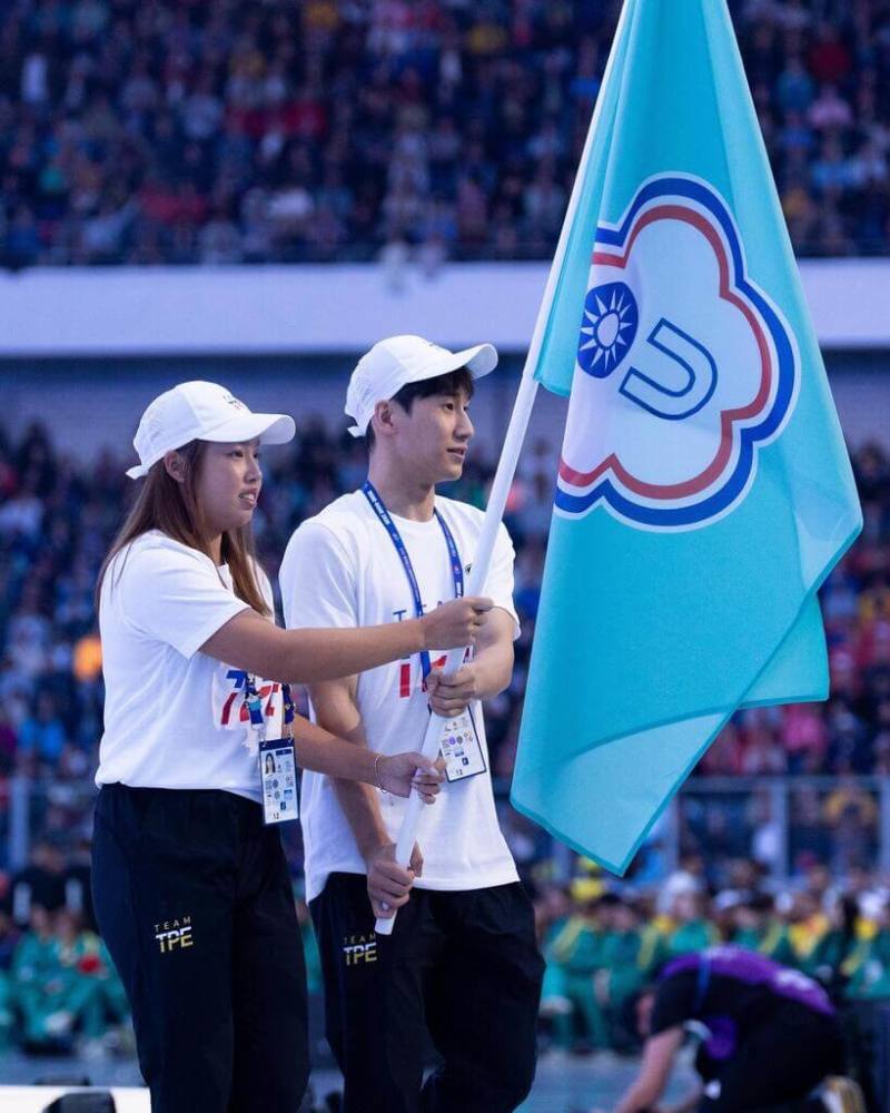 2025年萊茵魯爾世界大學運動會開幕式進場，由擊劍選手陳弈通（右）與網球選手楊亞依（左）擔任掌旗官