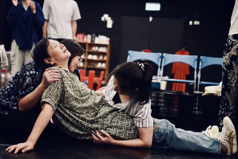 綠光劇團舞台劇「八月，在我家」上演家人之間的情感糾葛，讓觀眾重思家的真義。圖為演員王琄（中）等排練舞台劇情形