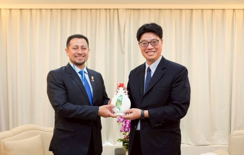 陸委會主委邱垂正15日上午接待瓜地馬拉共和國國會議長羅慕斯（Nery Abilio Ramos y Ramos）訪團。圖為邱垂正（右）與羅慕斯（左）。邱垂正表示，盼理念相近國家深化安全合作，維護和平穩定