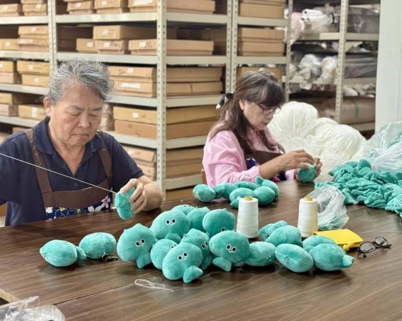 文化部主辦「We TAIWAN台灣文化in大阪．關西世博」活動，並與中華文化總會合作推出吉祥物a-WE系列周邊，首波商品最受歡迎的就是a-WE娃娃，其棉花填充皆為手工縫製