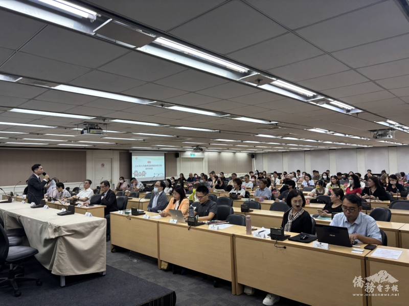 僑委會以簡報說明114年十月慶典各項活動概要、旅遊補助辦法及相關審查作業應注意事項