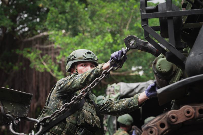 The personnel from the Longtan Combined Maintenance Depot tries to fix the CM11 tank in Taoyuan on Wednesday