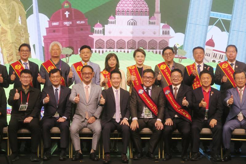 亞洲台灣商會聯合總會17日舉行理監事會議開幕典禮，總統府副秘書長何志偉（前左4）、僑委會副委員長阮昭雄（前左3）等人應邀出席