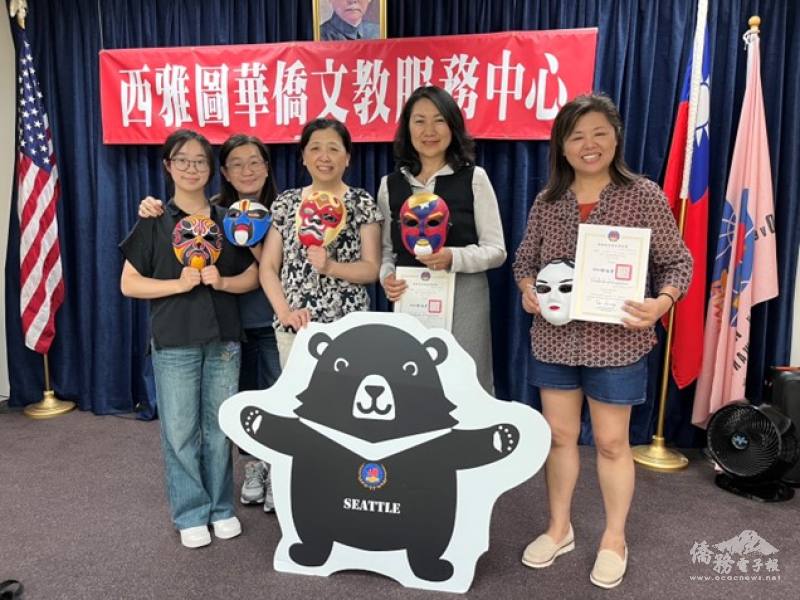 學員開心展示臉譜繪製成果