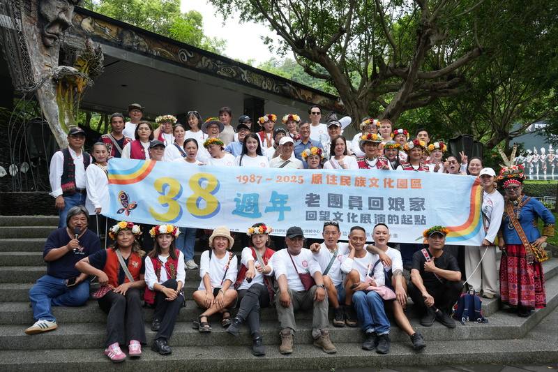 娜麓灣樂舞劇團創團團員16日受邀「回娘家」，在位於屏東縣瑪家鄉的台灣原住民族文化園區與現任表演者一同回望文化展演起點，見證38年來原民表演藝術的傳承與蛻變
