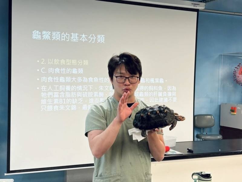 高雄市動物保護處與國立科學工藝博物館暑假推出「小小獸醫體驗營」，讓學童理解動物需求，探索動物醫療與行為觀察的奧秘
