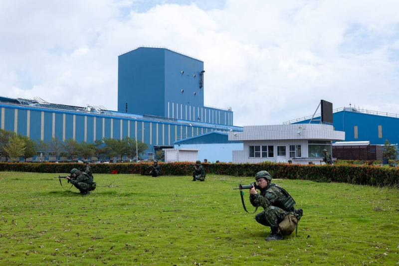 「漢光41號演習」持續展開，第4作戰區137旅教召部隊16日在台南執行「縱深陣地逐次抵抗」課目，依令實施逐次抵抗，延緩敵軍北進企圖