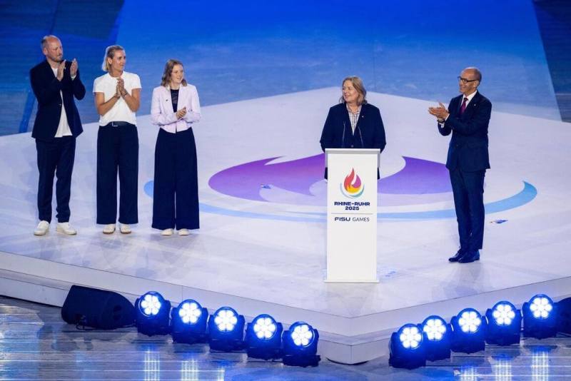 2025德國萊茵魯爾世大運開幕式尾聲，由出身自當地的德國勞動部長巴斯（右2）宣布開賽