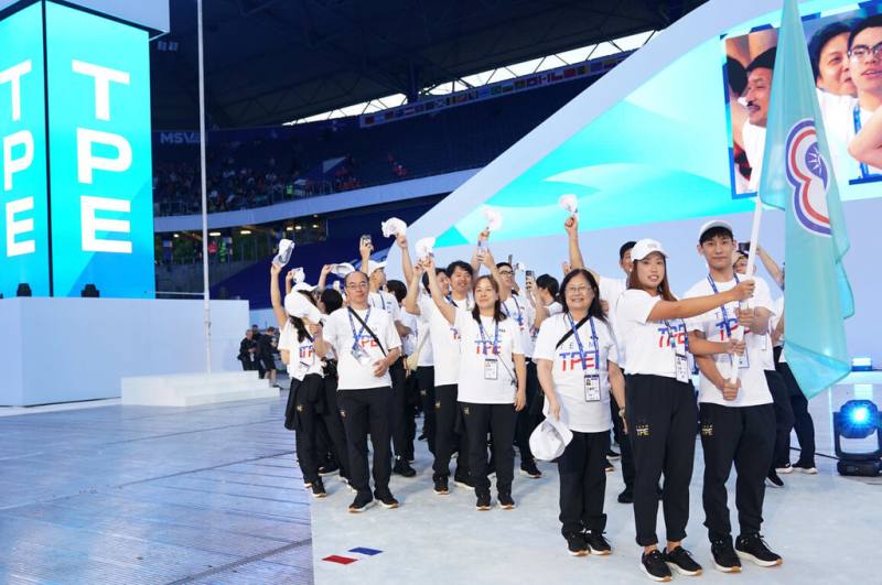 2025德國萊茵魯爾世大運開幕式在台灣時間17日凌晨2時登場，台灣代表團由擊劍好手陳弈通（前右）、網球女將楊亞依（前右2）擔任掌旗官，率領台灣好手進場，期盼再創佳績