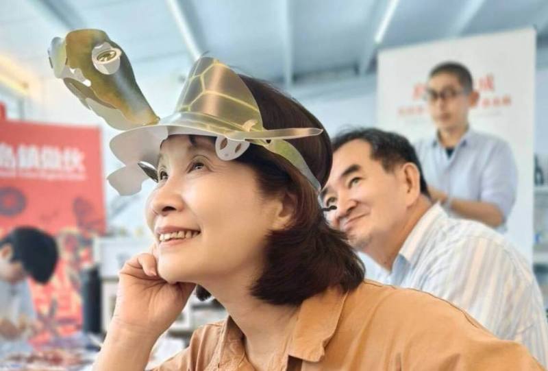 幕後英雄1／靠客家花布轉型　老字號紡織廠手作a-WE助外交
2025/7/16 20:11（7/16 20:46 更新）
駿翔實業總經理盧瑞春（前）與丈夫黃鋐鈿（後白衣者）1987年當時看準紡織市場興盛，決定投入紡織產業，從貿易到製作，一路見證產業生態變化