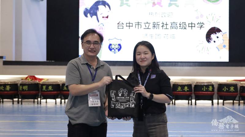 古晉中華第三中學校長林會穎贈送紀念品予臺中新社高級中學主任林偉華