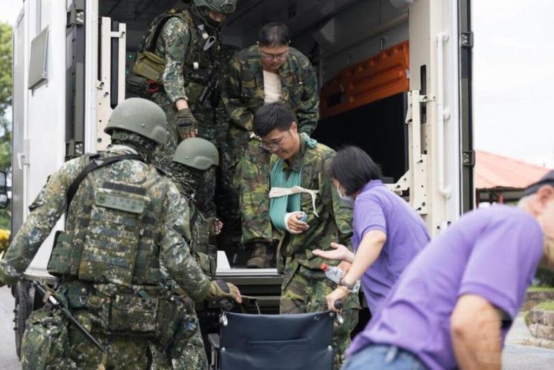 台東16日舉行自強41號演習，模擬戰時大量官兵及民眾傷患湧入急救責任醫院後，輕傷人員轉往馬蘭榮家收治