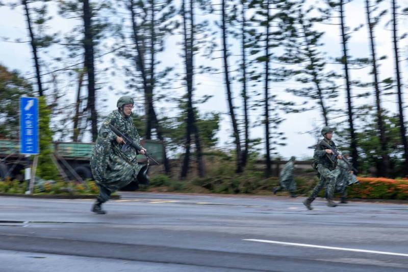 「漢光41號演習」實兵演練進入縱深防禦作戰階段，模擬敵軍登陸灘岸並持續向城鎮前進，第4作戰區步兵137旅教召部隊16日依令實施逐次抵抗，延緩敵軍北進企圖，教召員展現部隊作戰韌性與訓練成效