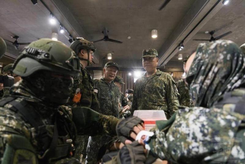 國防部副部長柏鴻輝（站立者右1）16日視導台東自強41號演習「軍、公、民醫療體系機制遂行戰傷醫療處置」演練