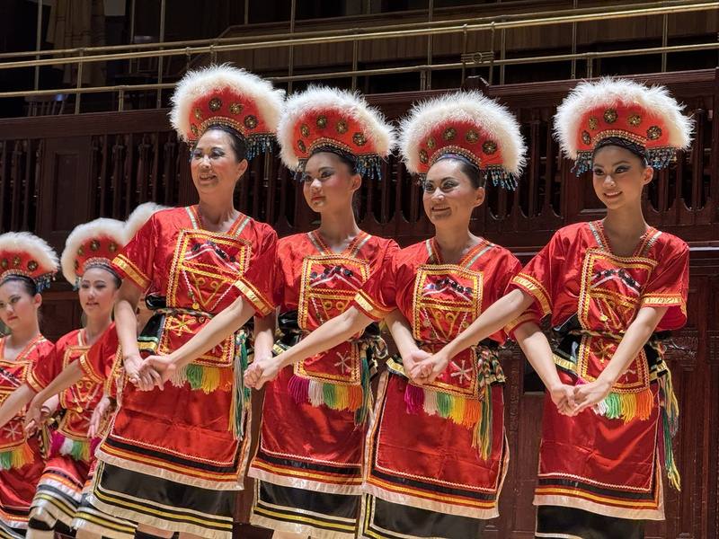 首屆「台灣文化日」15日於捷克布拉格史麥塔納音樂廳盛大登場，集結來自台灣北中南7個表演團隊，表演涵蓋客家合唱、歌仔戲、打擊樂、宮廟陣頭文化等，以及表演「高山青」呈現阿里山美景與鄒族文化